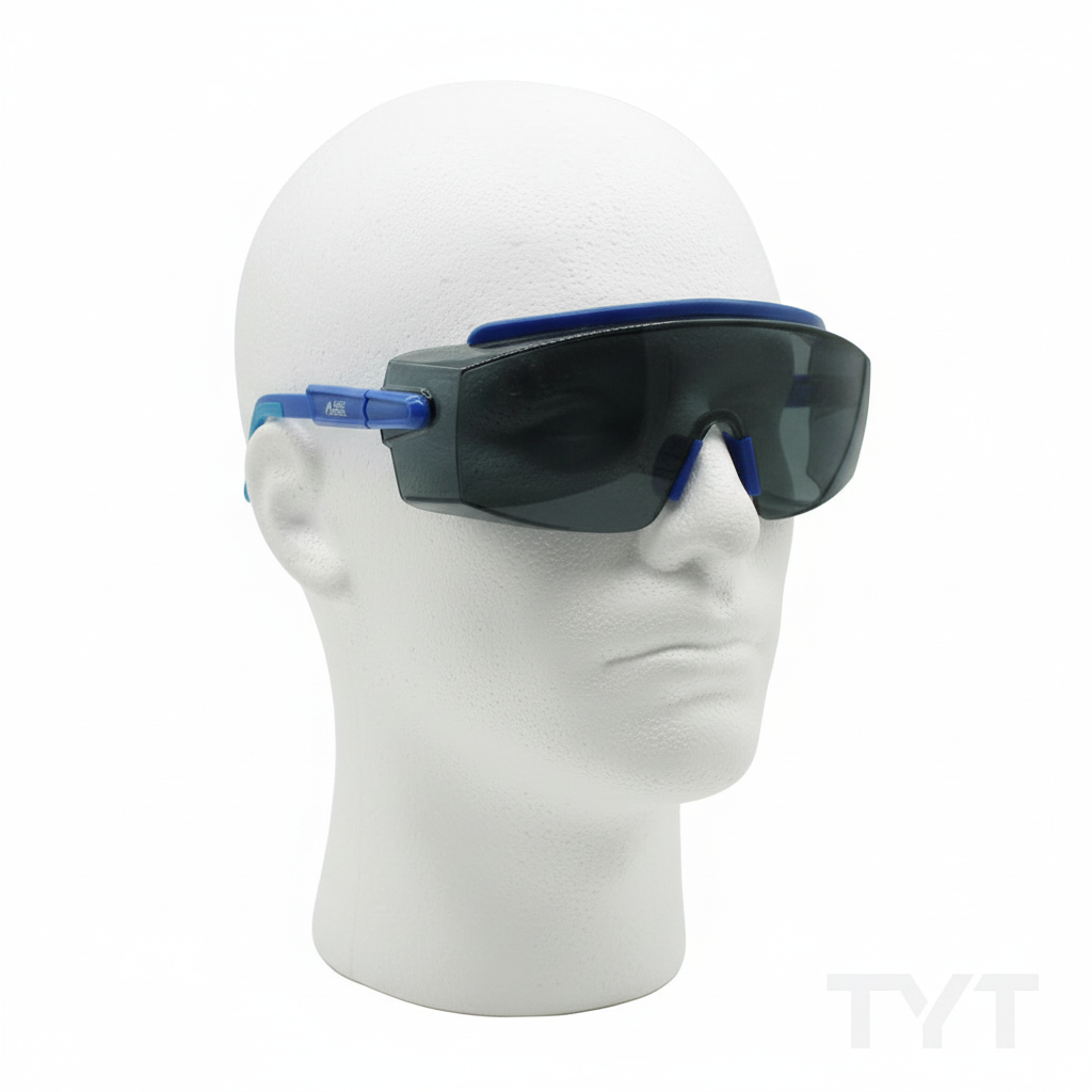 Lente Sky 2000 Under Cover en cabeza de yeso con marca TYT